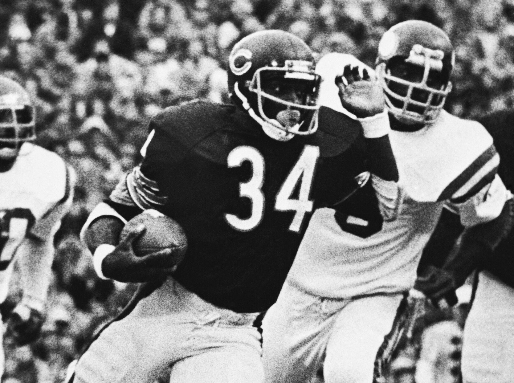 1977: Bears' Walter Payton rushes for NFL record 275 yards in win over Vikings